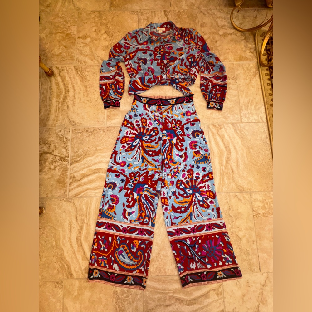 2 piece Cupcakes & Cashmere Red and Blue Floral‎ Top and Pants - Picture 8 of 14